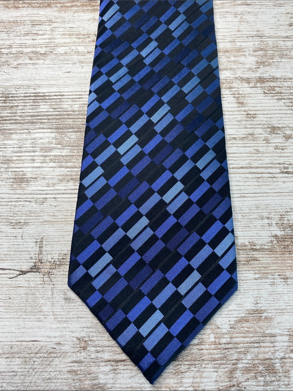 Kenneth Cole Reaction Men's Tie in Navy & Royal Blue Geometric Pattern